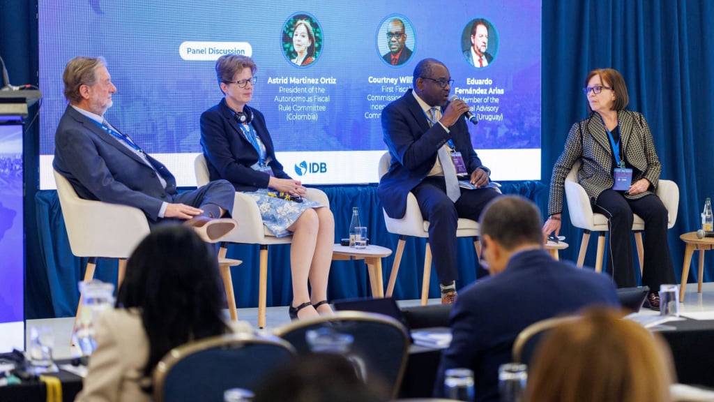 "Fiscal Commissioner Participates in High-Level Conference in Chile."